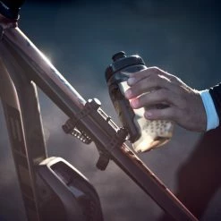 Fidlock Twist - Gourde Vélo 450 Ml + Support Universel Uni Base -Accessoires VAE Soldes fidlock twist gourde 450 ml support universel uni base 2 3840x2160