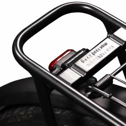 Lupine - Feu Arrière C14 G Pour Vélo électrique (montage Sur Porte-bagages Arrière) -Accessoires VAE Soldes lupine feu arriere c14 g pour vae montage porte bagages arriere detail 2 3840x2160